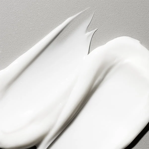 Close-up of Athletia Phyto Sleeping Cream’s smooth white texture, representing the Phyto Hydrogel Technology that encapsulates plant-derived oils for deep overnight hydration and a non-sticky finish.